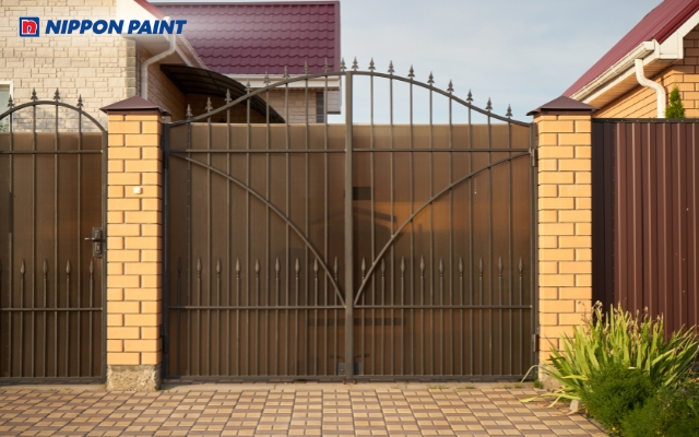 Chọn đúng sơn và màu sắc giúp cổng nhà bền đẹp, hài hòa và giữ được giá trị thẩm mỹ lâu dài