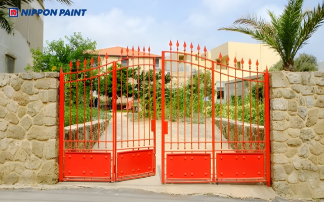 Gia chủ mệnh Hỏa sơn cổng màu đỏ vừa giúp nổi bật ngôi nhà, vừa hợp phong Thủy