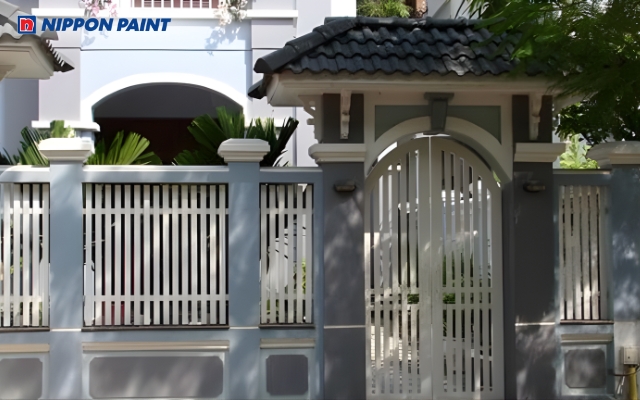 Cổng hướng Bắc rất phù hợp với màu trắng