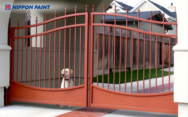 Màu đỏ giúp cổng nhà nổi bật và thường được xem là hợp với gia chủ mệnh Thổ