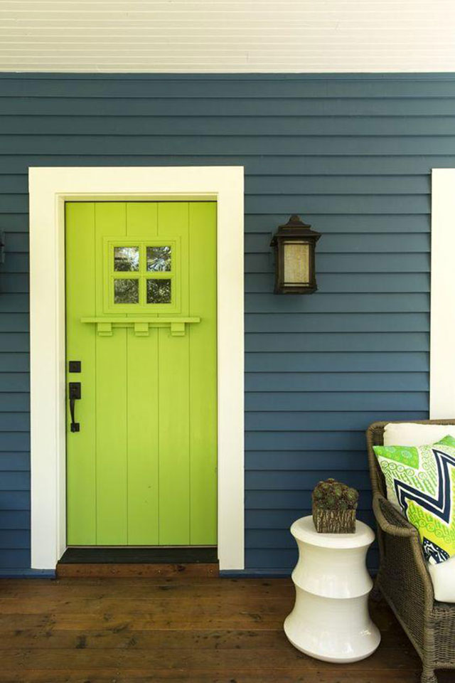 Mẫu 18: Cửa gỗ sơn màu xanh nõn chuối mang vẻ đẹp tươi tắn, mát mẻ, trẻ trung