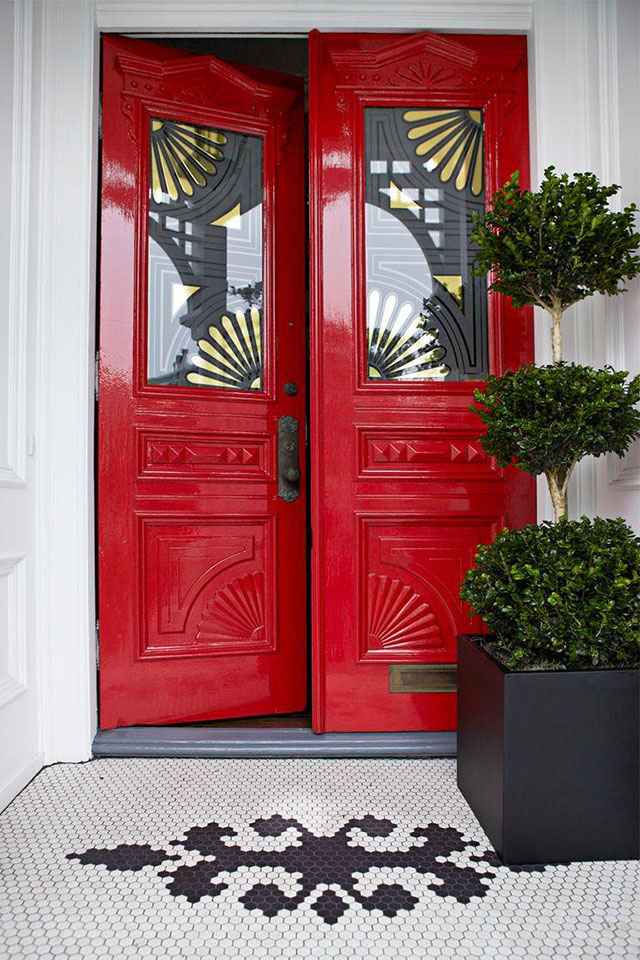 Mẫu 13: Cửa gỗ sơn đỏ san hô toát lên sức sống, nhiệt huyết, sự chào đón và ấn tượng mạnh