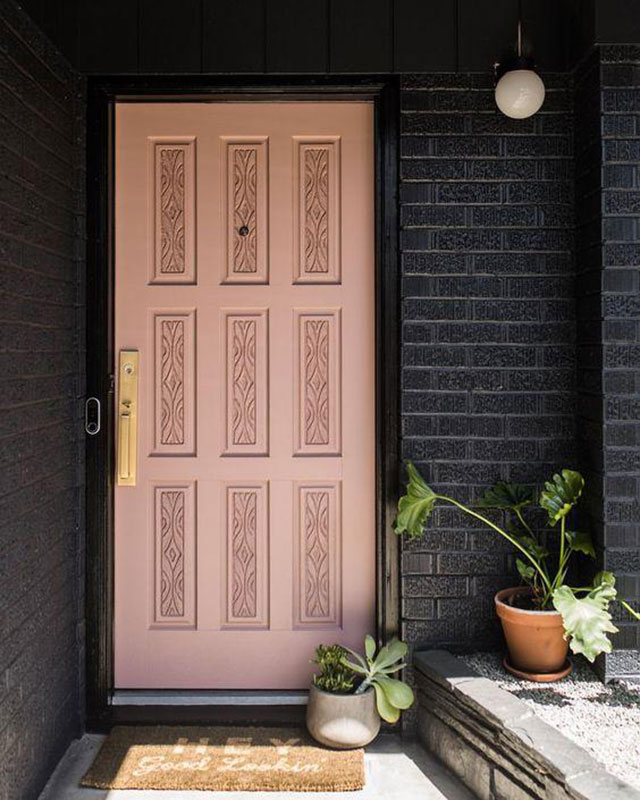 Mẫu 5: Cửa gỗ màu hồng nhạt mang vẻ nhã nhặn, lãng mạn, dịu dàng và thư thái