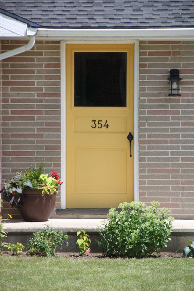 Mẫu 7: Màu vàng nhạt sơn cửa gỗ mang lại cảm giác dịu dàng, ấm áp, trẻ trung