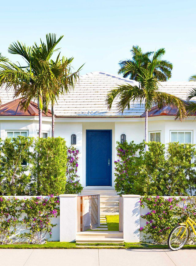 Mẫu 26: Cửa gỗ sơn xanh dương tượng trưng cho hòa bình, trí tuệ, tự tin, thành công và may mắn