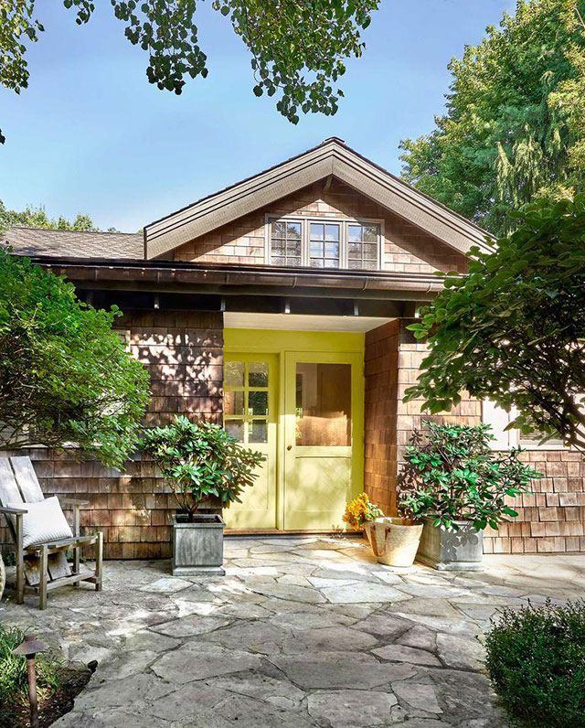 Mẫu 10: Cửa gỗ sơn vàng tươi mang năng lượng, ấm cúng, lạc quan và tạo ấn tượng nổi bật