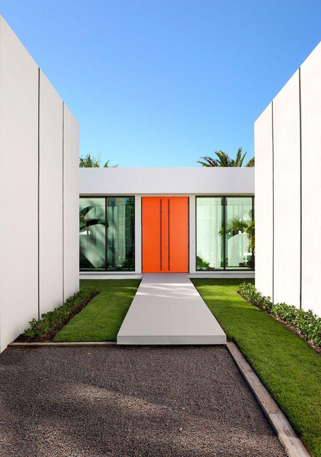 Mẫu 12: Cửa gỗ sơn cam mang vẻ ấm áp, thân thiện và kích thích cảm giác ngon miệng