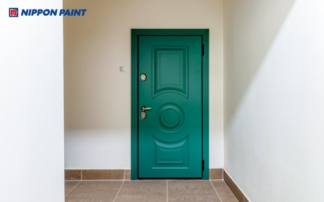 Mẫu 10: Sơn cửa sắt xanh lá đậm tạo cảm giác thanh bình, gần gũi thiên nhiên