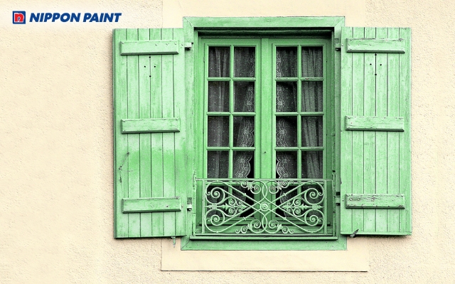 Mẫu 18: Cửa sổ gỗ màu xanh bạc hà tạo cảm giác mát mẻ, thư giãn, phù hợp phong cách đồng quê