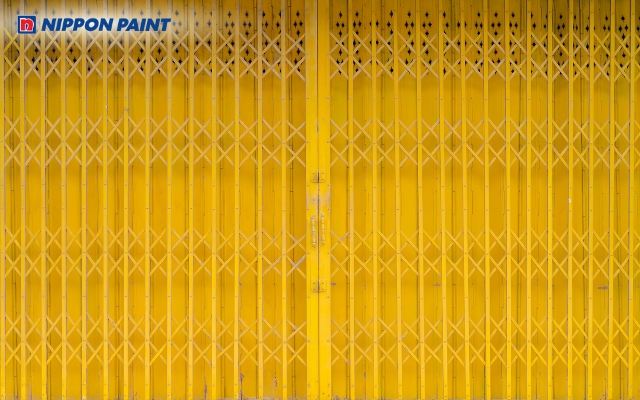 Mẫu 8: Sơn cửa sắt màu vàng tạo cảm giác tươi mới, phù hợp các hướng Nam, Tây Nam, Đông Bắc, Tây và Tây Bắc