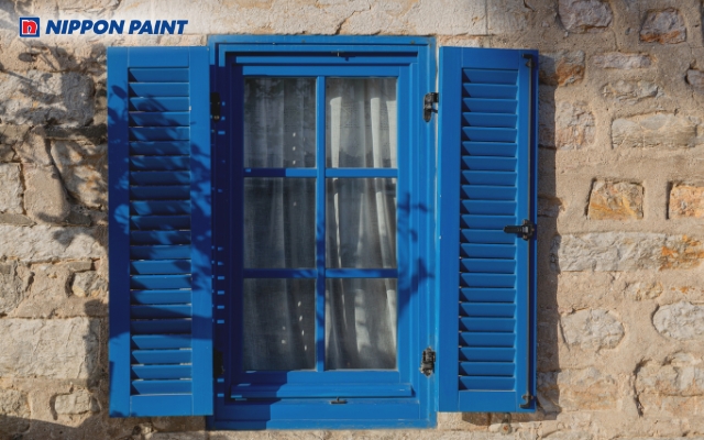 Mẫu 20: Sơn cửa sổ màu xanh lam tạo cảm giác trang nhã, yên bình, hợp hướng Tây Nam và Đông Bắc