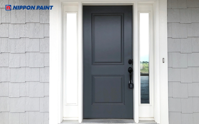 Mẫu 7: Cửa sắt màu ghi đen mang vẻ sang trọng, mạnh mẽ, phù hợp các hướng Đông, Tây Nam, Đông Bắc và Bắc