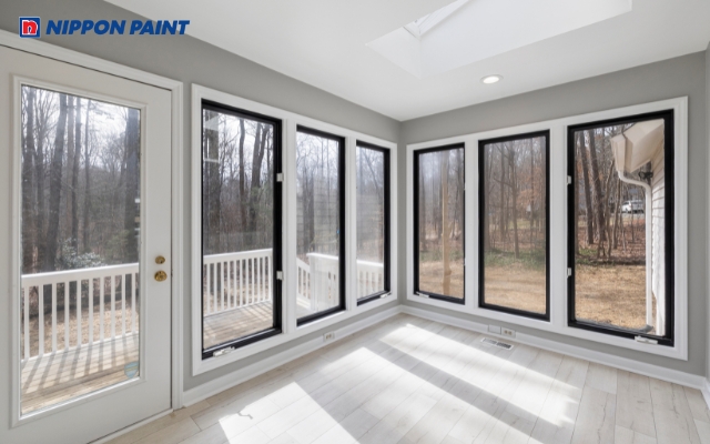 Mẫu 11: Cửa ra vào nhôm kính sơn khung trắng mang vẻ đẹp đơn giản, thanh khiết, trong trẻo, sạch sẽ