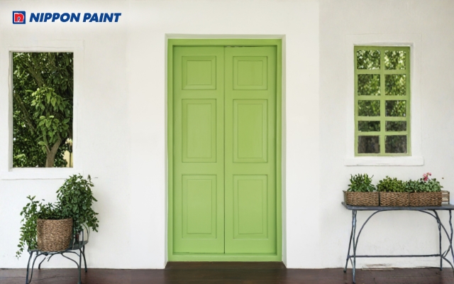 Mẫu 5: Cửa gỗ màu xanh lá tạo cảm giác yên bình, an toàn, hợp các hướng Đông, Nam, Tây và Tây Bắc