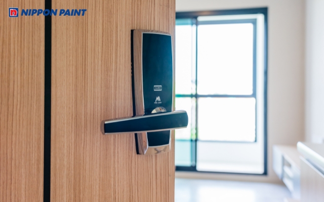 Màu sơn cửa chính cần có độ bền màu cao, giúp thuận tiện trong quá trình vệ sinh và bảo dưỡng