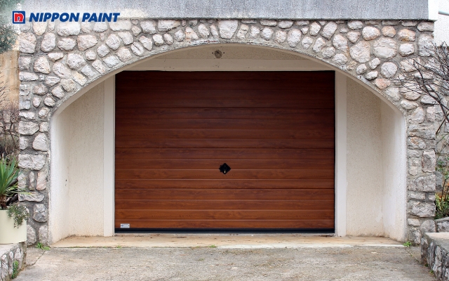 Mẫu 6: Cửa sắt giả gỗ màu nâu tạo vẻ sang trọng, gần gũi, dễ phối màu tường