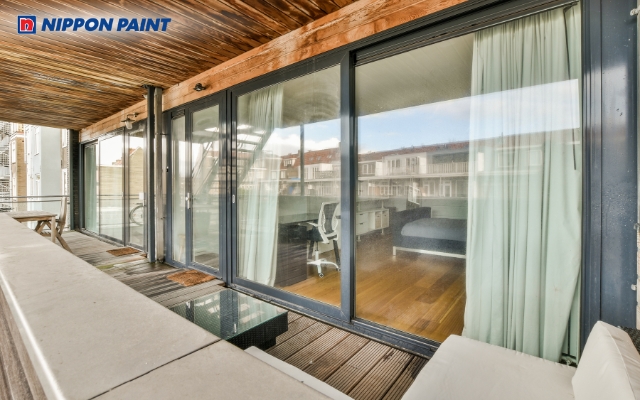 Màu 15: Cửa ra vào nhôm kính màu xám ghi nền nã, nhã nhặn, đem lại vẻ sang trọng, hiện đại và cá tính