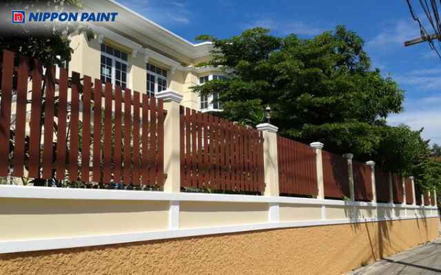 Màu vàng be sáng bừng cho hàng rào bê tông, mang vẻ đẹp trang nhã và tạo thiện cảm với khách