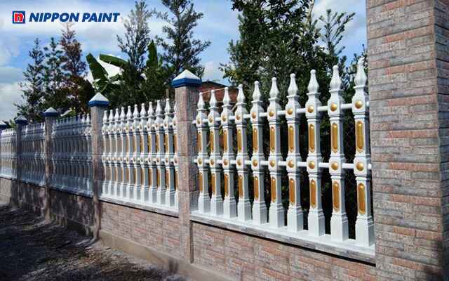 Gia chủ nên chú ý phối màu sơn hàng rào theo thiết kế chủ đạo để tổng thể được hài hòa, cân đối