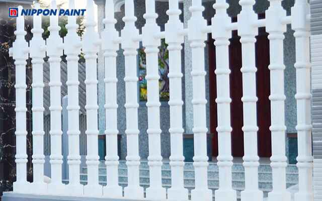 Màu trắng sơn hàng rào bê tông là lựa chọn an toàn cho gia chủ yêu thích phong cách tối giản