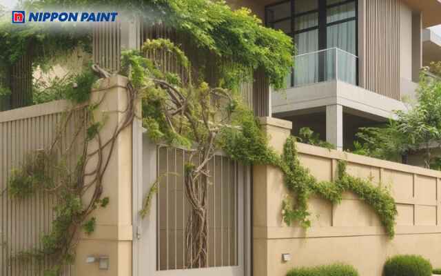 Hàng rào bê tông sơn màu vàng be thuộc gam sáng, hài hòa với không gian sống và dễ phối màu