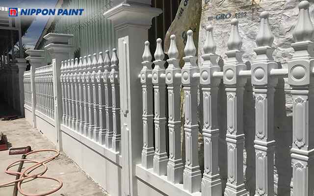 Hàng rào tông trắng không hề đơn điệu mà còn rất tinh tế, sang trọng