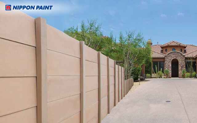 Hàng rào bê tông sơn màu nâu ấm áp mang vẻ mộc mạc, gần gũi với thiên nhiên