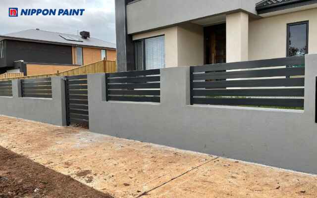 Hàng rào bê tông sơn màu xám dễ kết hợp với các chi tiết ngoại thất và giữ màu lâu bền