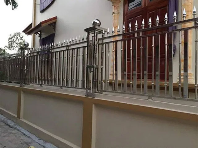 Hàng rào sắt sơn màu ánh bạc