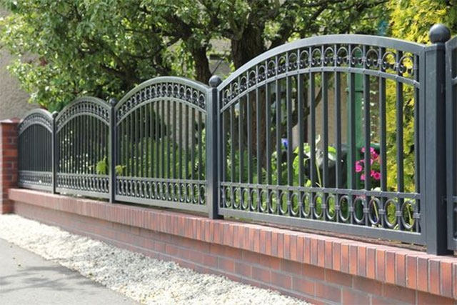 Màu sơn hàng rào: Màu sơn hàng rào là một yếu tố quan trọng để tạo nên sự thẩm mỹ cho ngôi nhà của bạn. Với những tông màu phù hợp và hài hòa, bạn có thể tạo ra một không gian sống tươi mới và độc đáo, hạn chế sự mòn rỉ của hàng rào sắt cũng như đảm bảo sự an toàn cho gia đình và tài sản của bạn.
