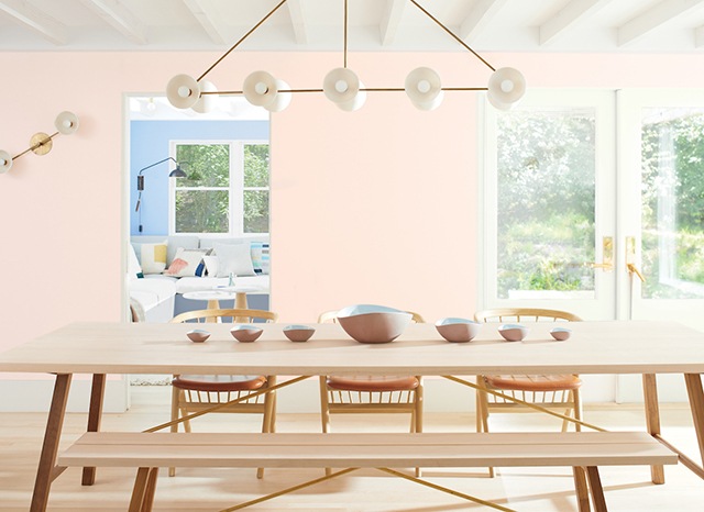 Màu hồng phấn làm chủ đạo kết hợp với nội thất bằng chất liệu gỗ