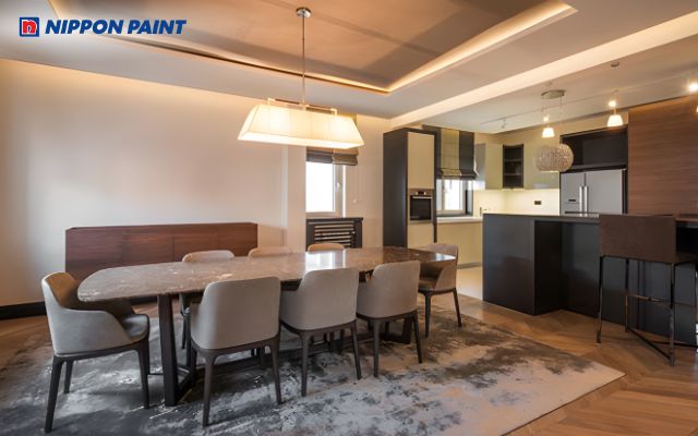 Phòng bếp sơn màu nâu gỗ sang trọng, tạo cảm giác ấm áp tự nhiên