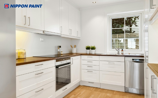 Màu trắng giúp không gian bếp trông sáng sủa, sạch sẽ và thoáng đãng hơn&nbsp; 