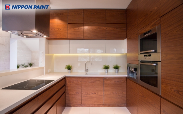 Sử dụng màu gỗ nguyên bản giúp tôn lên vẻ đẹp thời thượng, hiện đại cho gian bếp