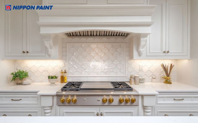 Phòng bếp với tông trắng hiện đại, tối giản, mang lại cảm giác thư thái, dễ chịu