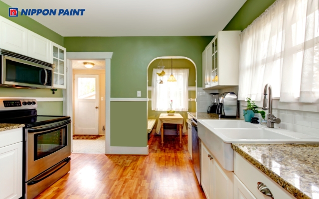 Màu sơn xanh lá tươi mát giúp phòng bếp tràn đầy sức sống và năng lượng tích cực