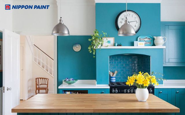 Xanh da trời là một màu sơn nhà bếp phổ biến, mở ra một không gian mang hơi thở của biển cả 