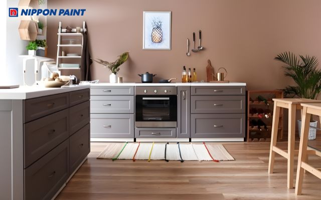 Nâu gỗ là một màu sơn nhà bếp rất được ưa chuộng, tạo cảm giác vừa ấm áp, vừa sang trọng 