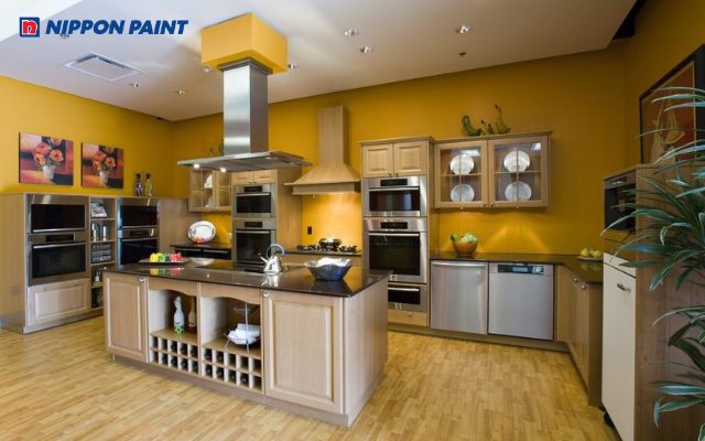 Tông vàng nâu giúp tạo chiều sâu cho phòng bếp và mang lại cảm giác ấm cúng