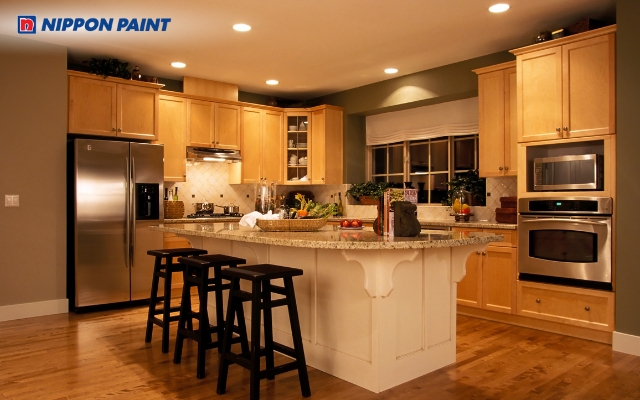 Phòng bếp sơn màu gỗ nguyên bản mộc mạc, mang lại cảm giác thân thuộc và gần gũi