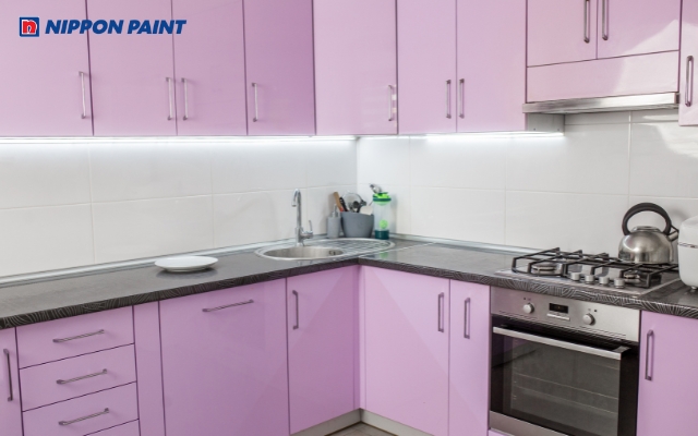 Tông tím oải hương dịu dàng khiến phòng bếp trở nên mềm mại và thanh lịch hơn