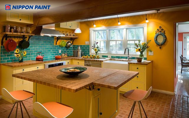 Phòng bếp sơn màu vàng nâu ấm áp, gợi cảm giác hoài cổ, sâu lắng 