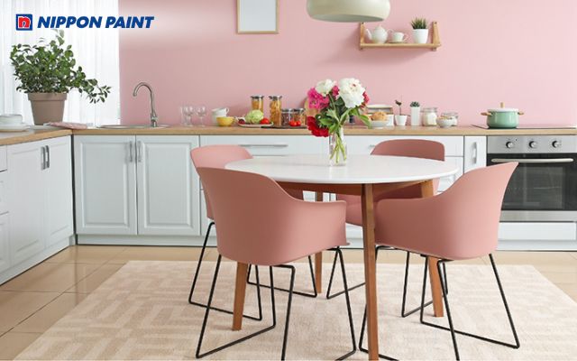 Phòng bếp sơn màu hồng pastel dịu nhẹ, mang đến cảm giác ngọt ngào và gần gũi