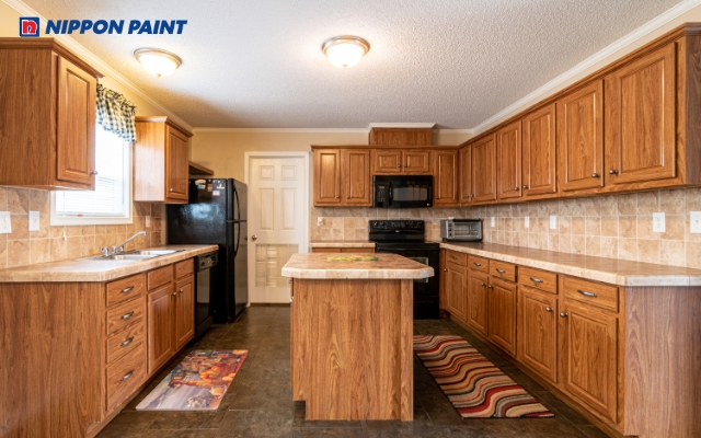 Màu sơn gỗ tự nhiên giúp phòng bếp trở nên ấm áp và sang trọng hơn