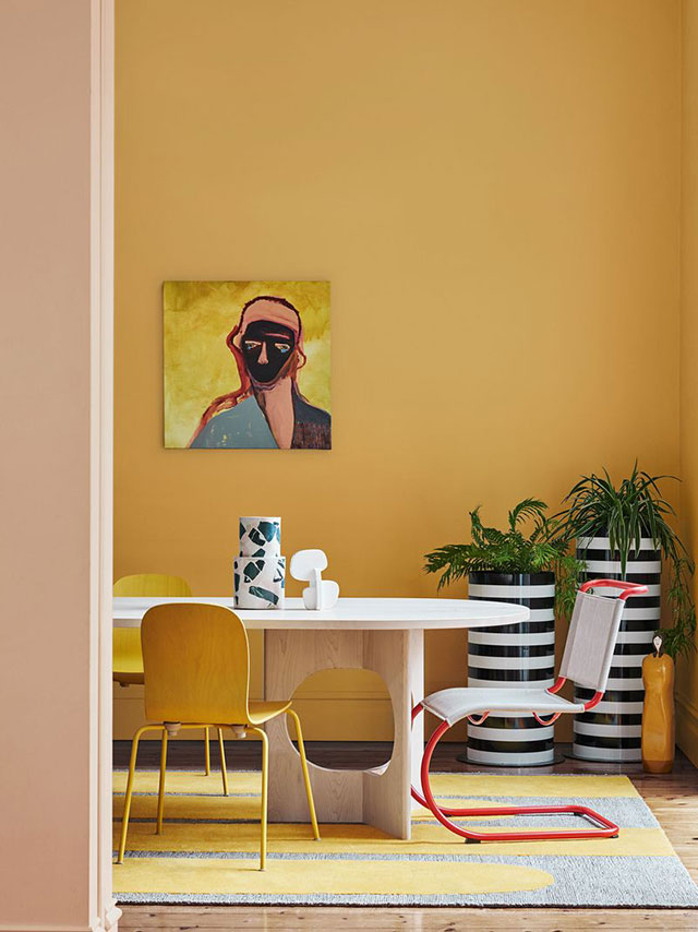 Nếu bạn muốn làm căn phòng của mình trở nên sinh động, ấn tượng đầy sức sống thì có thể kết hợp màu sơn tường vàng cùng sắc xanh của cây cỏ, vừa ấm áp lại tươi mát