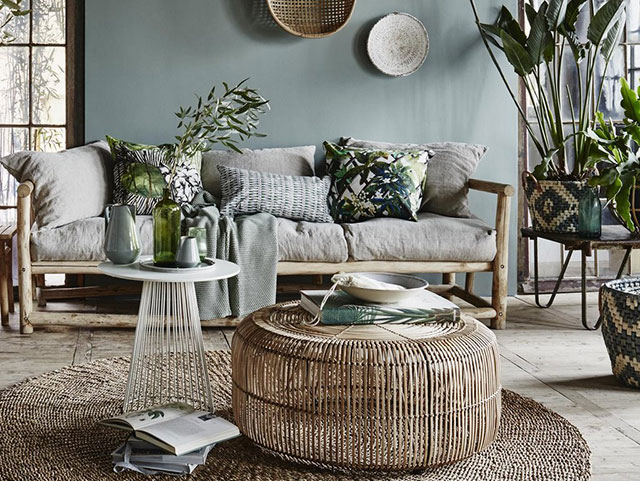 Chiếc bàn độc đáo từ mây tre kết hợp với sắc xanh nhạt của bức tường biến không gian căn phòng từ đơn điệu trở nên bắt mắt và ấn tượng