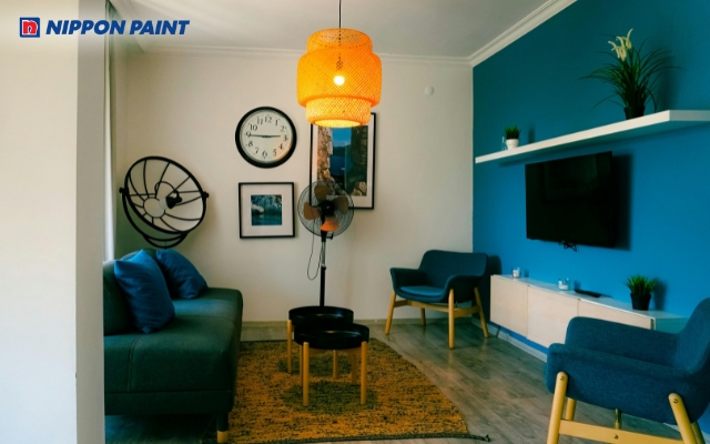 Bức tường xanh dương, điểm nhấn nhẹ nhàng cho không gian mộc mạc