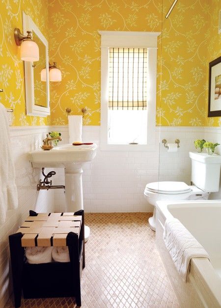 màu sơn nhà tắm vàng cùng hoa văn mang vẻ đẹp cổ điển