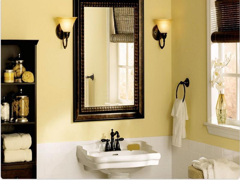 màu sơn nhà tắm vàng kết hợp cùng nội thất gỗ đen tăng thêm vẻ sang trọng 