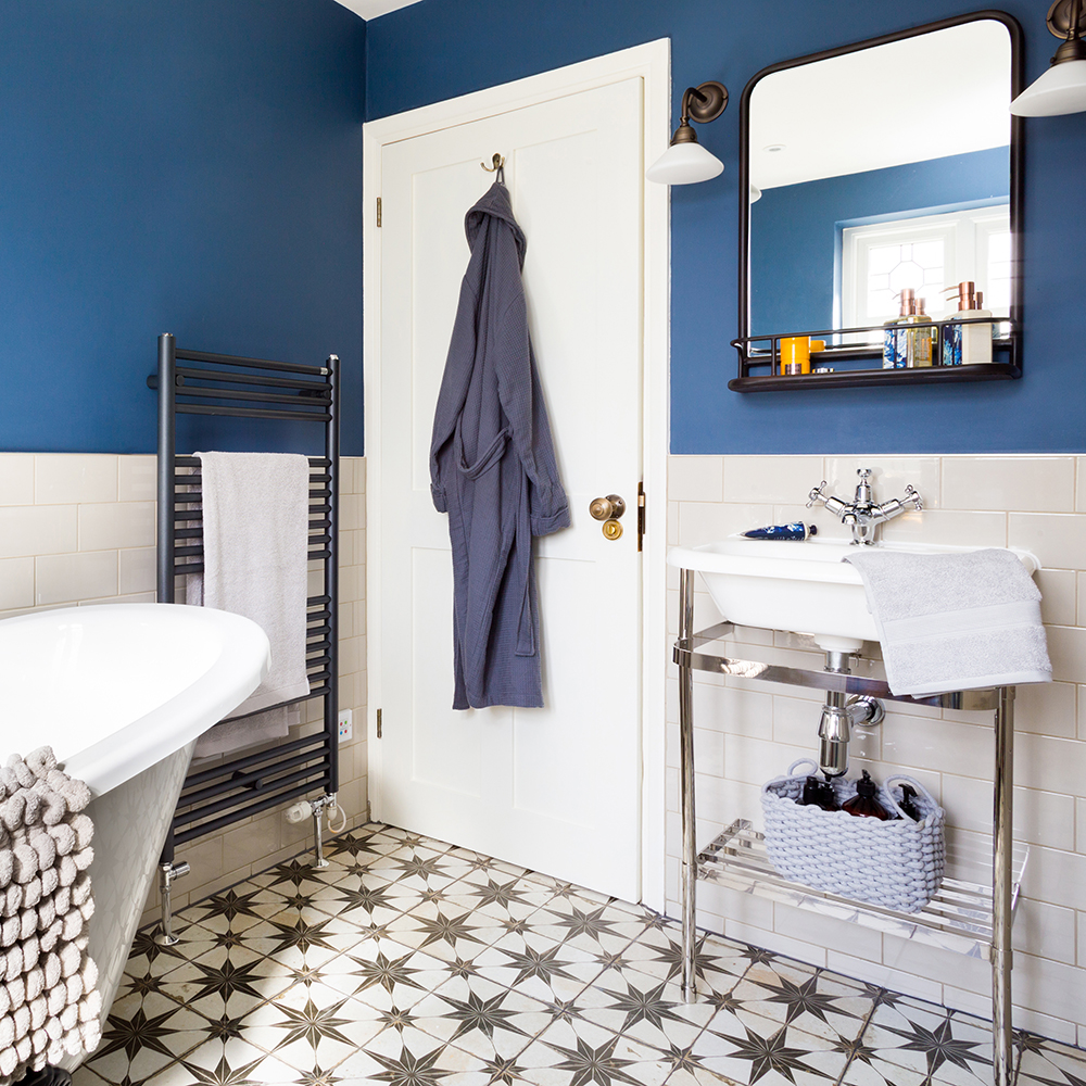 màu sơn nhà tắm xanh đậm trẻ trung, phù hợp cho nam giới